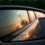 1078599-un-coucher-de-soleil-dans-le-r-troviseur-de-la-voiture-en-tant-que-courses-sur-la-route