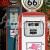 Vieilles pompes à essence de l'ancienne station service à Hackberry, le long du Route 66, Arizona | Old petrol pumps at petrol station in Hackberry along the historic Route 66, Arizona, US.